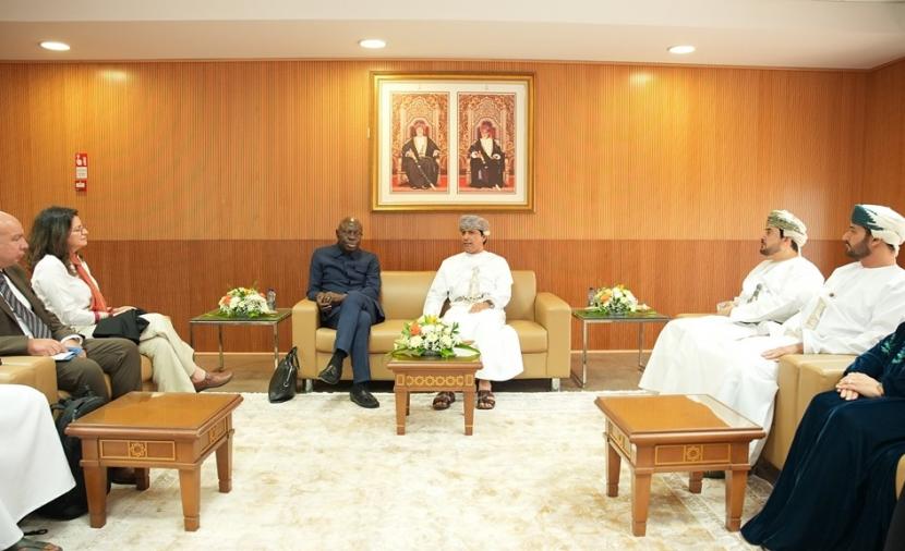 مدير "العمل الدولية" يُشيد بالتجربة النموذجية للعمل النقابي في عُمان 