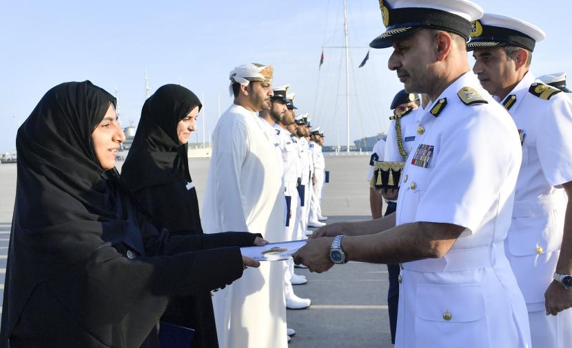 تسليم شهادات الثناء لعدد من منتسبي "البحرية السلطانية" 