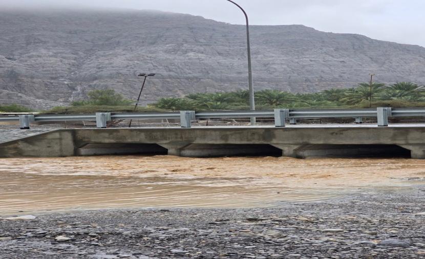 جريان الأودية في ولايات مسندم بعد أمطار متفاوتة الغزارة 
