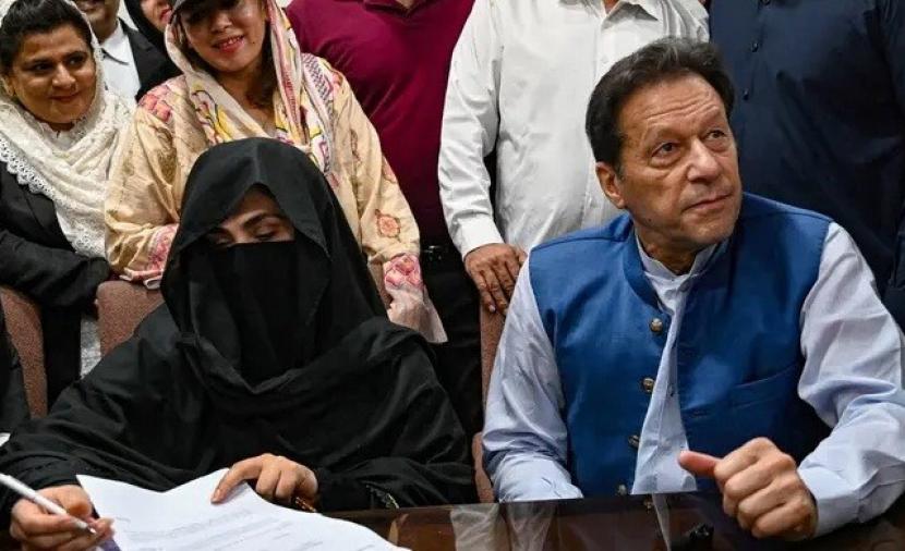 الحكم بالسجن 17 عاما على رئيس وزراء باكستان السابق وزوجته 