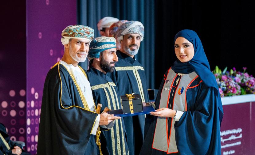 "جامعة التقنية" بمسقط تحتفل بتخريج 1152 من الفوج الأول 