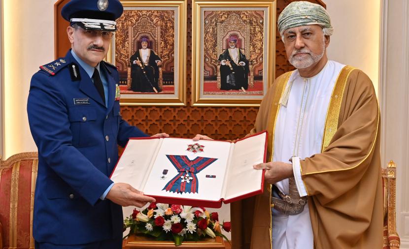 جلالة السلطان ينعم بوسام عُمان العسكري لقائد القوات الجوية السعودي 