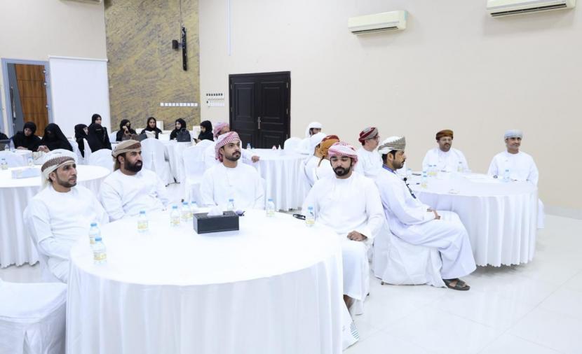 التعريف ببرنامج "مُلم" وجائزة المستثمر الذكي الخليجي بـ"تعليمية البريمي" 