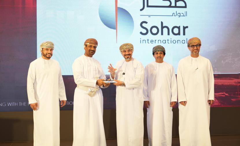 "البنك المركزي" يكرّم "صحار الدولي" لريادته في التحول المصرفي الرقمي 