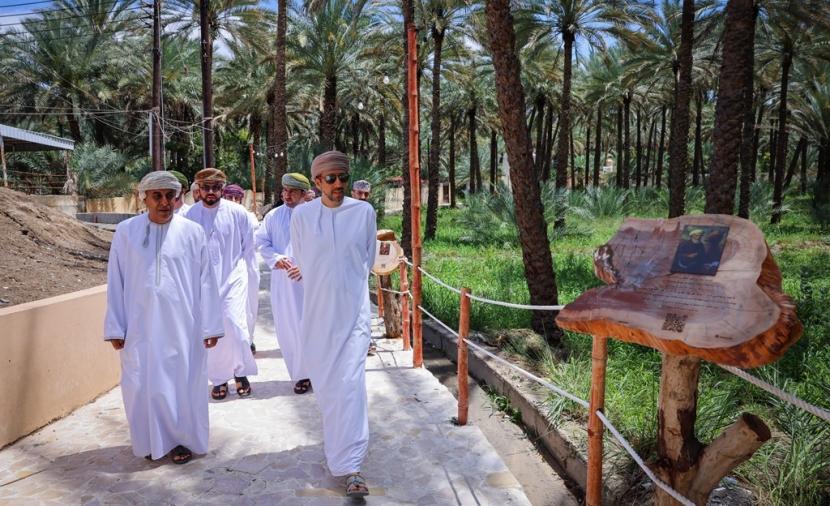 وزير التراث والسياحة يطلع على "مسار سرور" بسمائل 