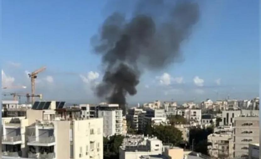 صاروخ عنقودي يستهدف وسط إسرائيل ويتسبب بانفجارات متتالية