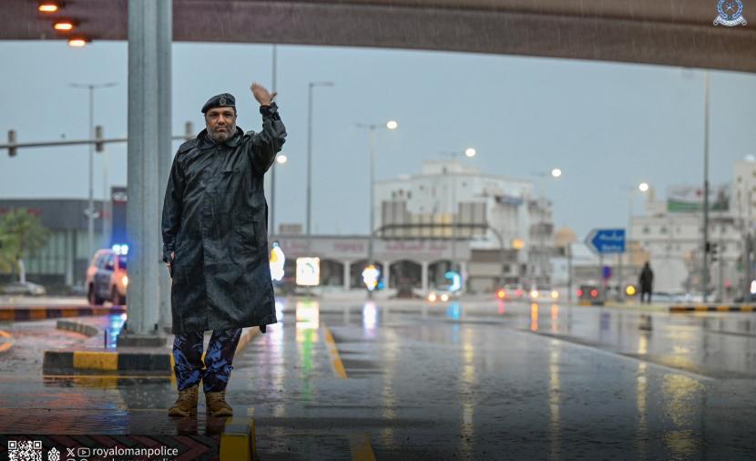 “منخفض المسرّات” يشتد.. أمطار غزيرة ورياح وجريان أودية