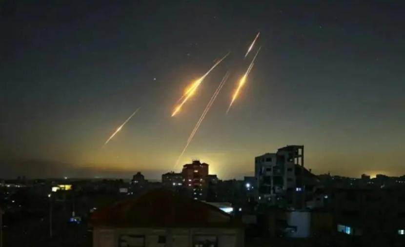 إيران تجدد قصفها على إسرائيل.. وتوجه تهديدا بضرب جامعات أمريكية بالمنطقة