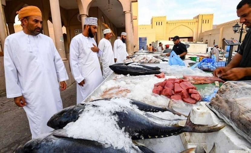 انخفاض أسعار الأسماك في الأسواق مع وفرة في الكميات