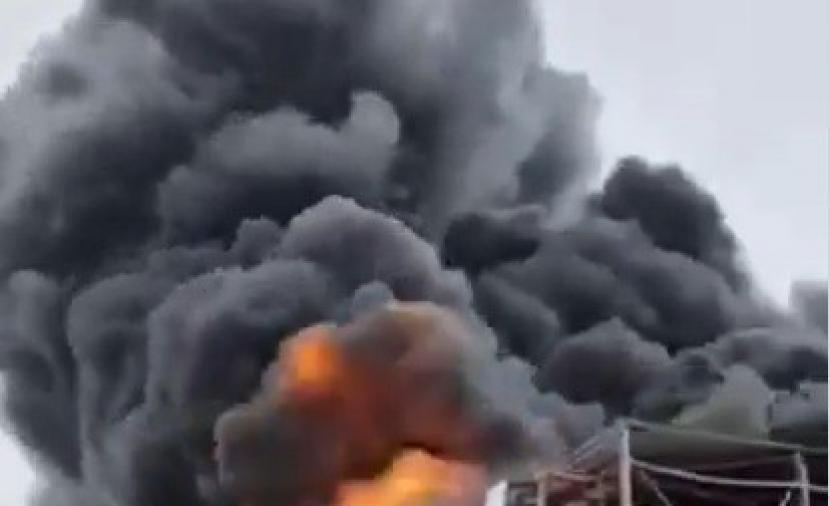 بالفيديو.. صاروخ إيراني يصيب مصنع كيماويات في إسرائيل