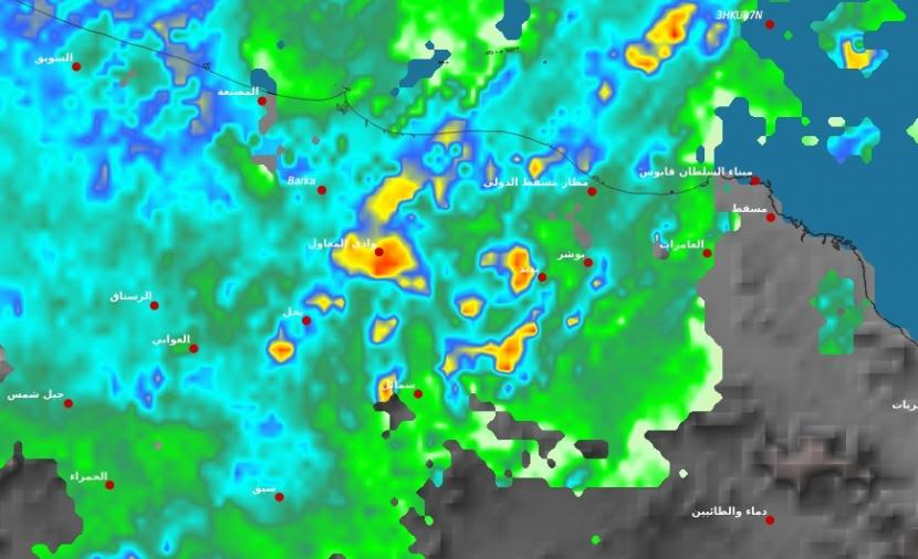 حزام من السحب الركامية المصحوبة بأمطار رعدية غزيرة يؤثر على اجواء السلطنة