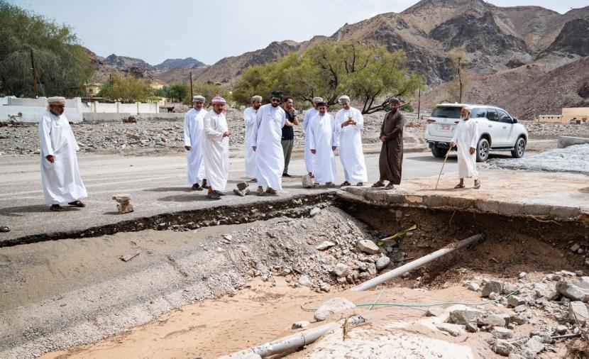 محافظ الظاهرة يتفقّد المواقع المتضررة من الحالة الجوية في عبري
