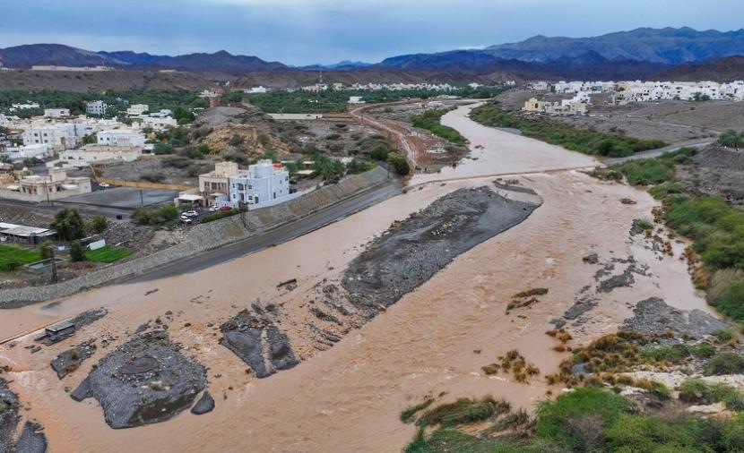 ارتفاع الأمواج على سواحل السلطنة.. وأمطار متفاوتة الغزارة بعدد من المحافظات 