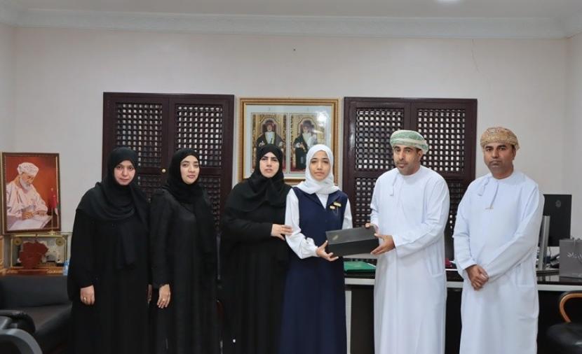 فوز طالبة بشمال الباطنة بجائزة الشارقة للتأليف المسرحي المدرسي 