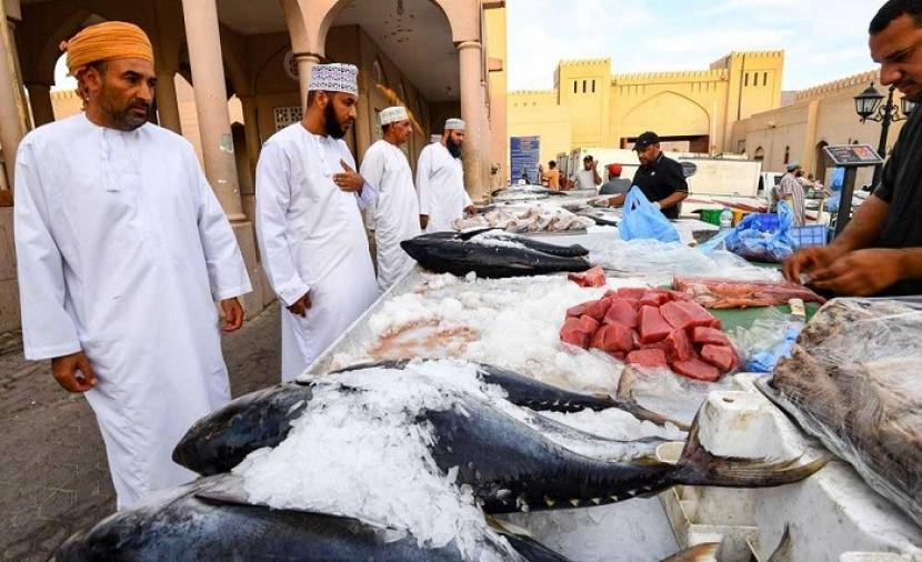 انخفاض في أسعار الأسماك بالأسواق مع وفرة في المعروض