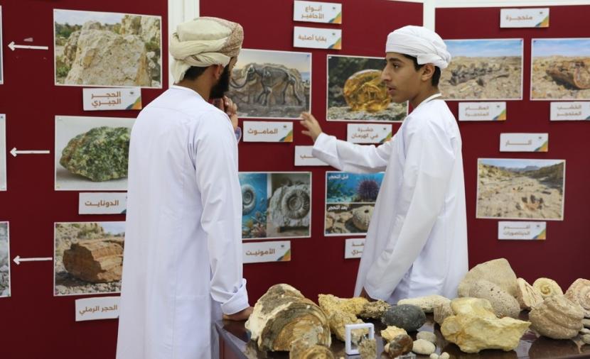 "أعماق الأرض".. معرض جيولوجي تعليمي في عبري 