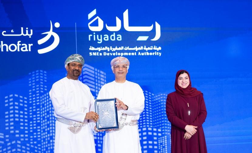 بنك ظفار يوقع اتفاقية مع 