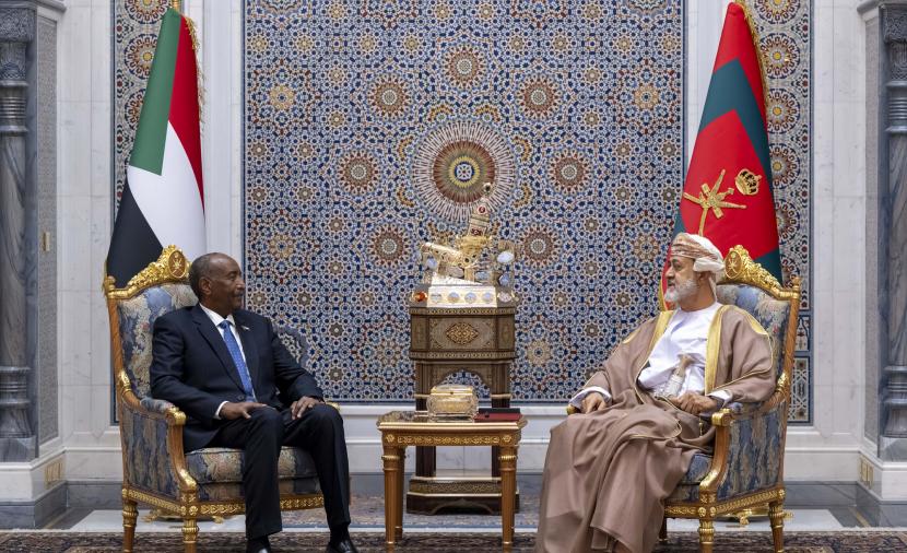 جلالة السلطان يستقبل رئيس مجلس السيادة الانتقالي بالسودان 