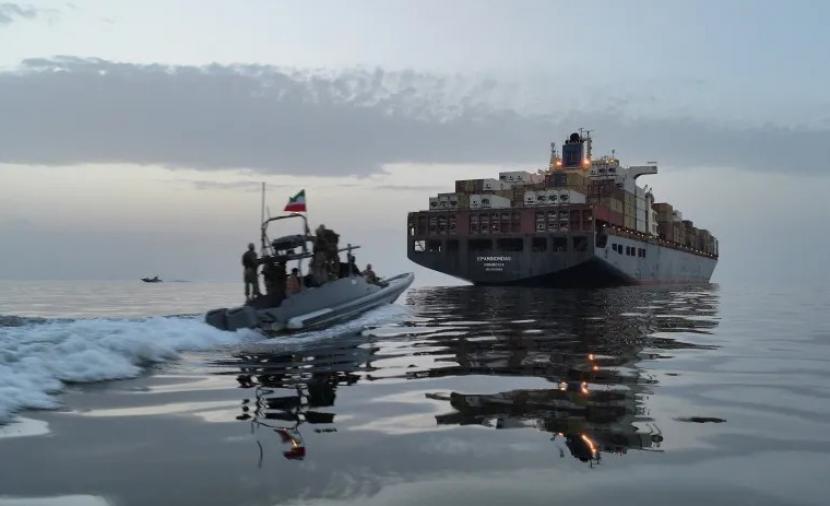 طهران وواشنطن تتبادلان اعتراض السفن والسبل تتقطع بآلاف البحارة في الخليج