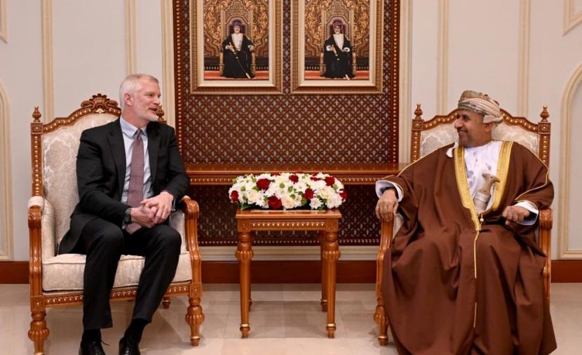 مناقشة تعزيز التعاون العسكري بين سلطنة عُمان والمملكة المتحدة 
