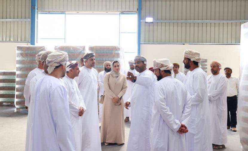 وزير "التجارة والصناعة" يزور عددا من المشاريع الاستثمارية في الداخلية 