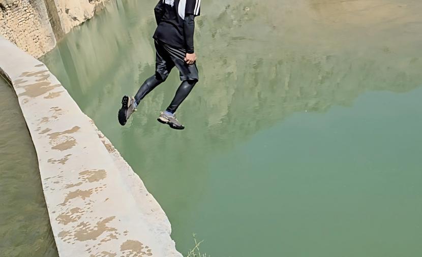 "البرك المائية" جمال طبيعي يُخفي "مخاطر غادرة".. و"الشرطة" تُحذر من السباحة العشوائية 