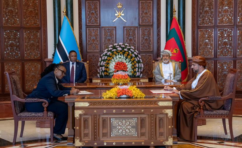 جلالة السلطان يبحث مع رئيس بوتسوانا أوجه التعاون في مختلف المجالات