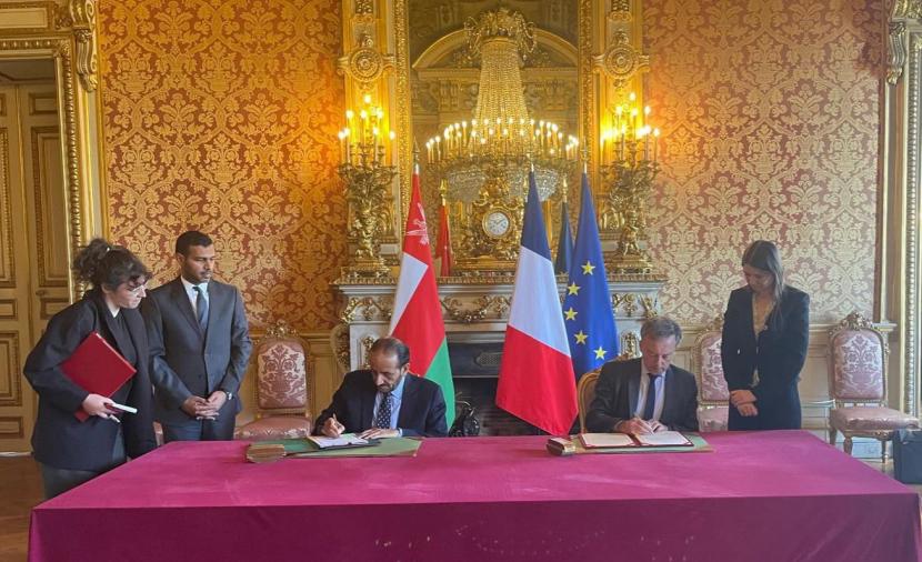 سلطنة عُمان وفرنسا توقعان اتفاقية بشأن تصريح العمل لأزواج الموظفين الرسميين