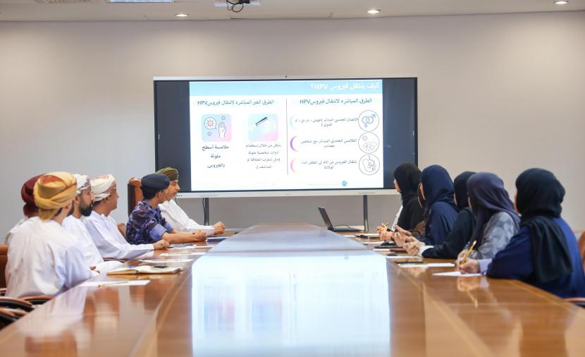 والي مسقط يستعرض برامج التطعيم والتجمعات الصحية و"فحص ما قبل الزواج" 
