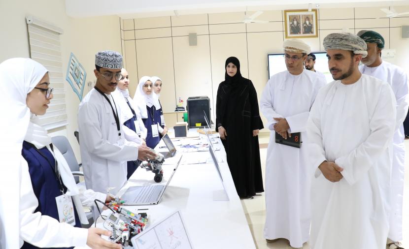 وكيل "التعليم" يطلع على مشاريع "الأسبوع الوطني للعلوم والتكنولوجيا" في جنوب الباطنة 