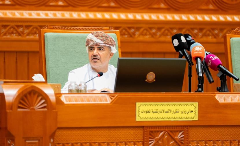 عاجل المعولي أمام "الشورى": تنفيذ مشاريع استراتيجية لتطوير شبكة الطرق في أنحاء السلطنة 