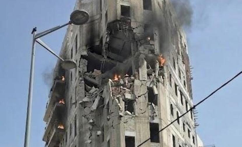 صاروخ إيراني يصيب 6 مواقع بتل أبيب ومحيطها 