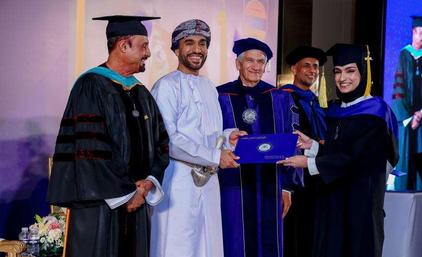 الكلية الحديثة للتجارة والعلوم تحتفي بتخريج 311 من 