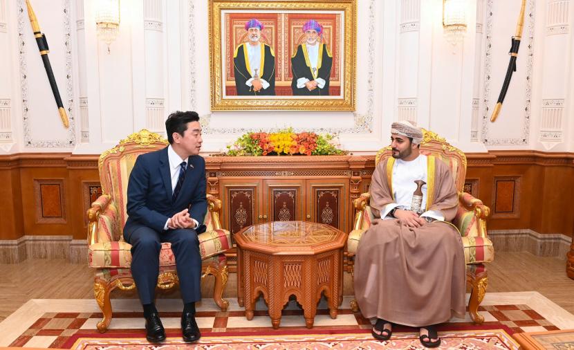 جلالة السلطان يتلقى رسالة خطية من رئيس كوريا