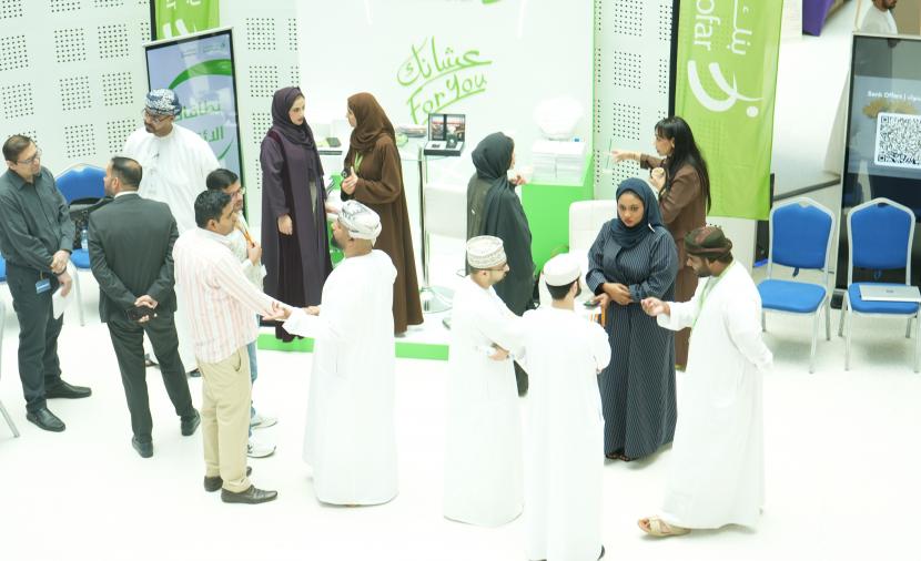 بنك ظفار يستعرض الحلول المصرفية المتنوعة بـ