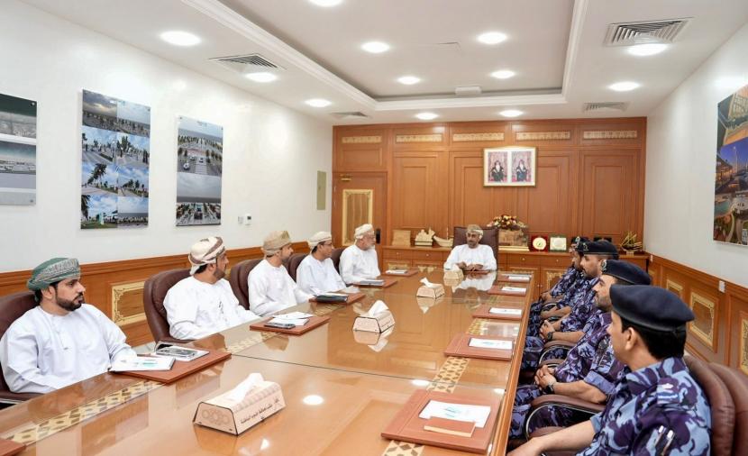 محافظ جنوب الباطنة يستعرض تفاصيل الحملة الوطنية للتوعية بمخاطر الأنواء المناخية