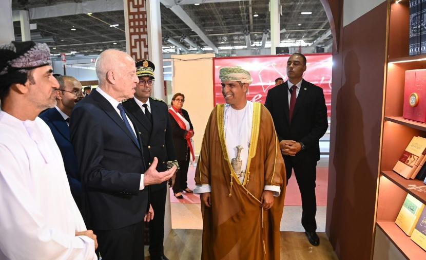 سلطنة عُمان تشارك في معرض تونس الدولي للكتاب.. والرئيس قيس سعيّد يفتتح الدورة ويطلع على الجناح العُماني 