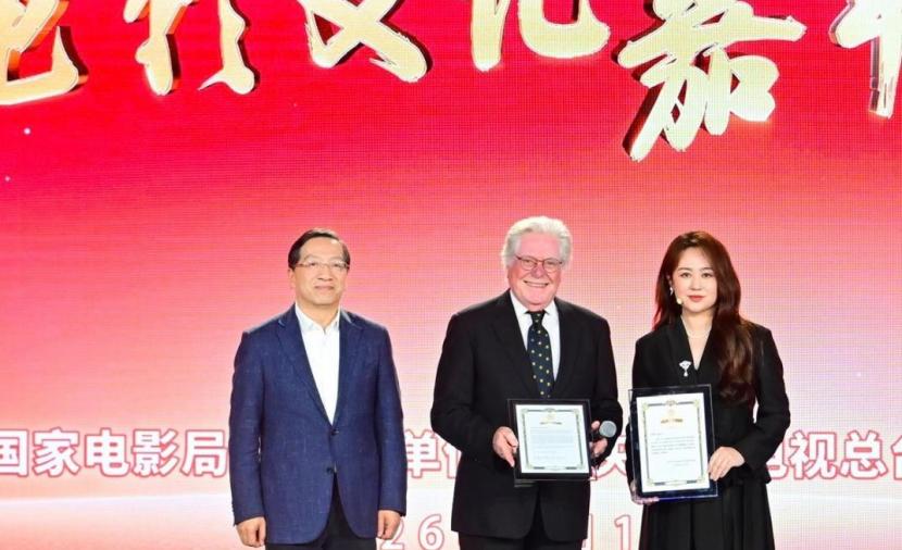 تكريم رئيس مهرجان القاهرة السينمائي في كرنفال ثقافة السينما بالصين 