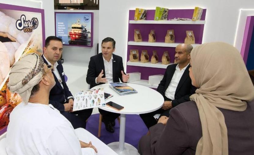 إقبال واسع على جناح سلطنة عمان بـ"معرض المأكولات البحرية" في برشلونة 