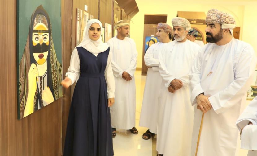 والي الحمراء يفتتح معرض "دروازة" لطالبات مدرسة عائشة العبرية 