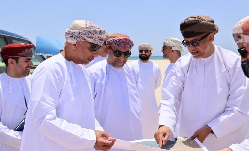 المعولي يقف على سير العمل في التجمعات الاقتصادية المتكاملة بظفار 