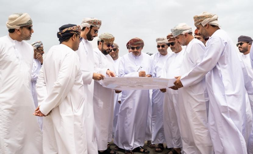 محافظ الظاهرة يتفقد المواقع المتأثرة بـ"منخفض المسرَّات" 