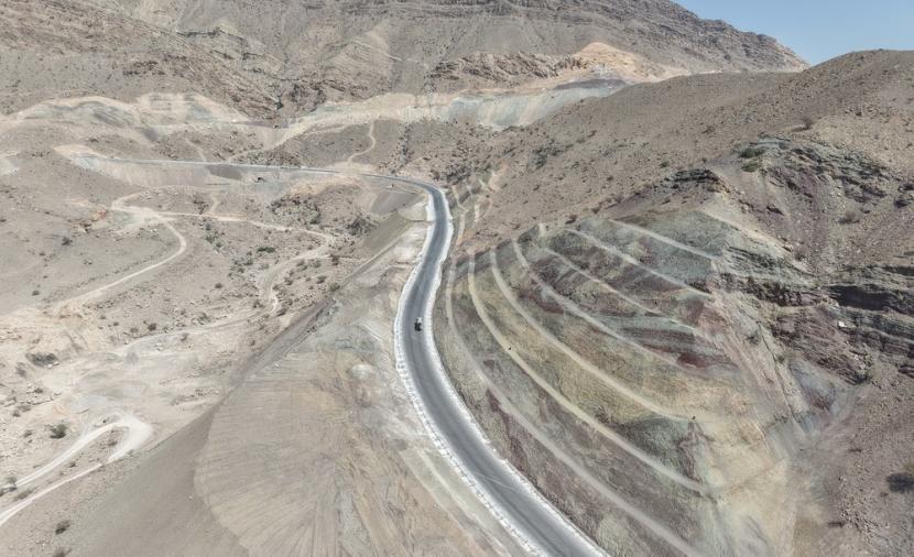 74% نسبة الإنجاز بمشروع طريق عقبة وادي بني خالد 