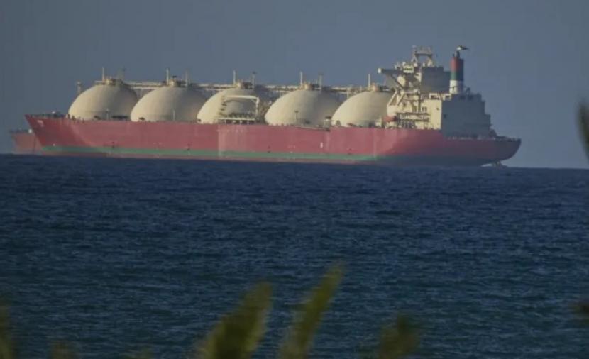 كم سفينة عبرت مضيق هرمز في يومه الأول بعد إعادة فتحه؟ 