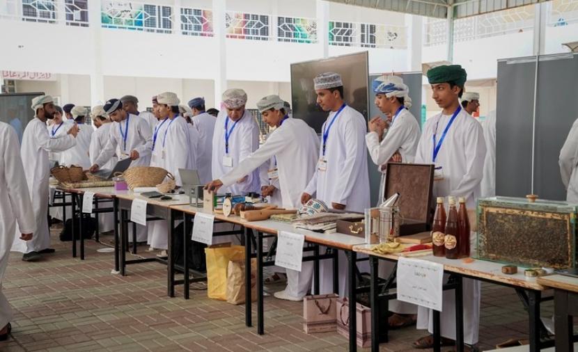 افتتاح معرض "وجهات" لطلبة "السفر والسياحة" بمدرسة أبوعبيدة للبنين في نزوى 