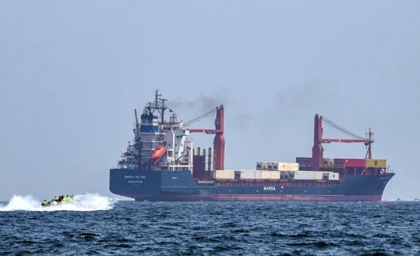 البحرية البريطانية: تعرض سفينة نقل لنيران زورق للحرس الثوري 