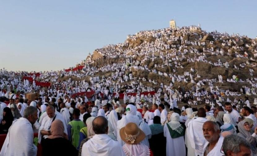 حجاج بيت الله الحرام يتوافدون على مشعر عرفات 