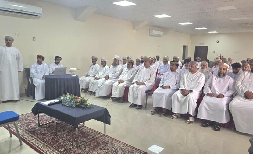 والي العوابي يستعرض الخطط المستقبلية للمركز الرياضي بالولاية