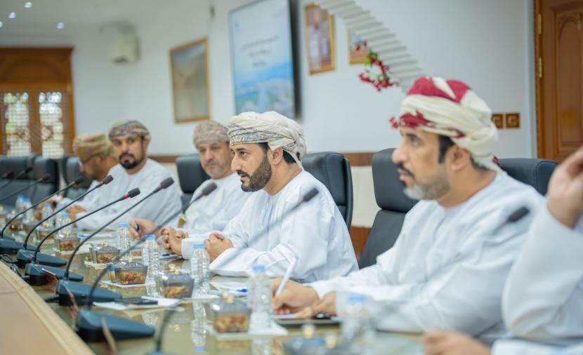 محافظ شمال الباطنة يبحث مع ممثلي الولايات بـ