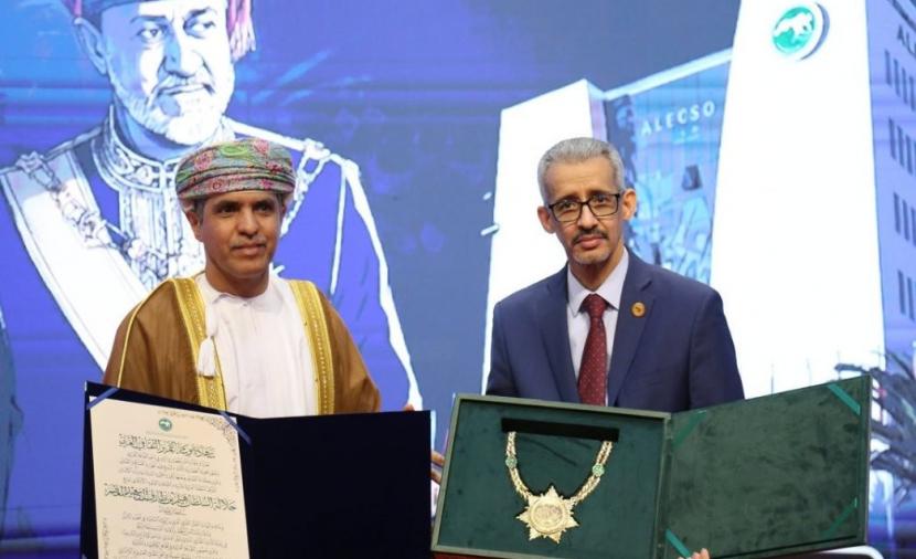 شاهد.. جلالة السلطان يُمنح وسام التميّز الثقافي العربي من 